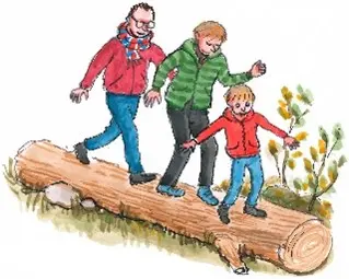 En familj med två vuxna och ett barn i friluftskläder går tillsammans i en rad på en stock i skogen.