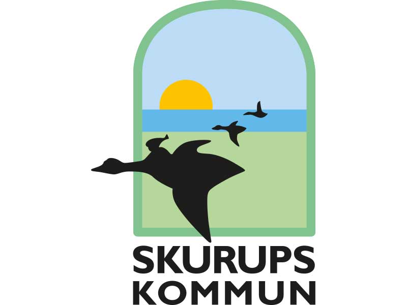 Skurups kommuns logotype, med Nils Holgersson på gåsen i silhuett mot blå himmel, gul sol, blått hav och gröna fält. Nedanför logotypen står det Skurups kommun.