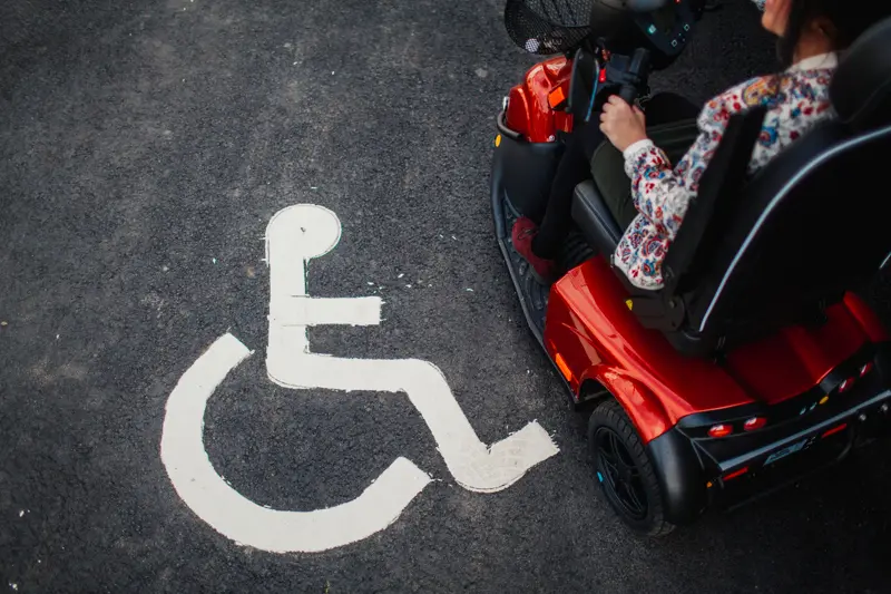 Parkeringsplats för rullstolsanvändare