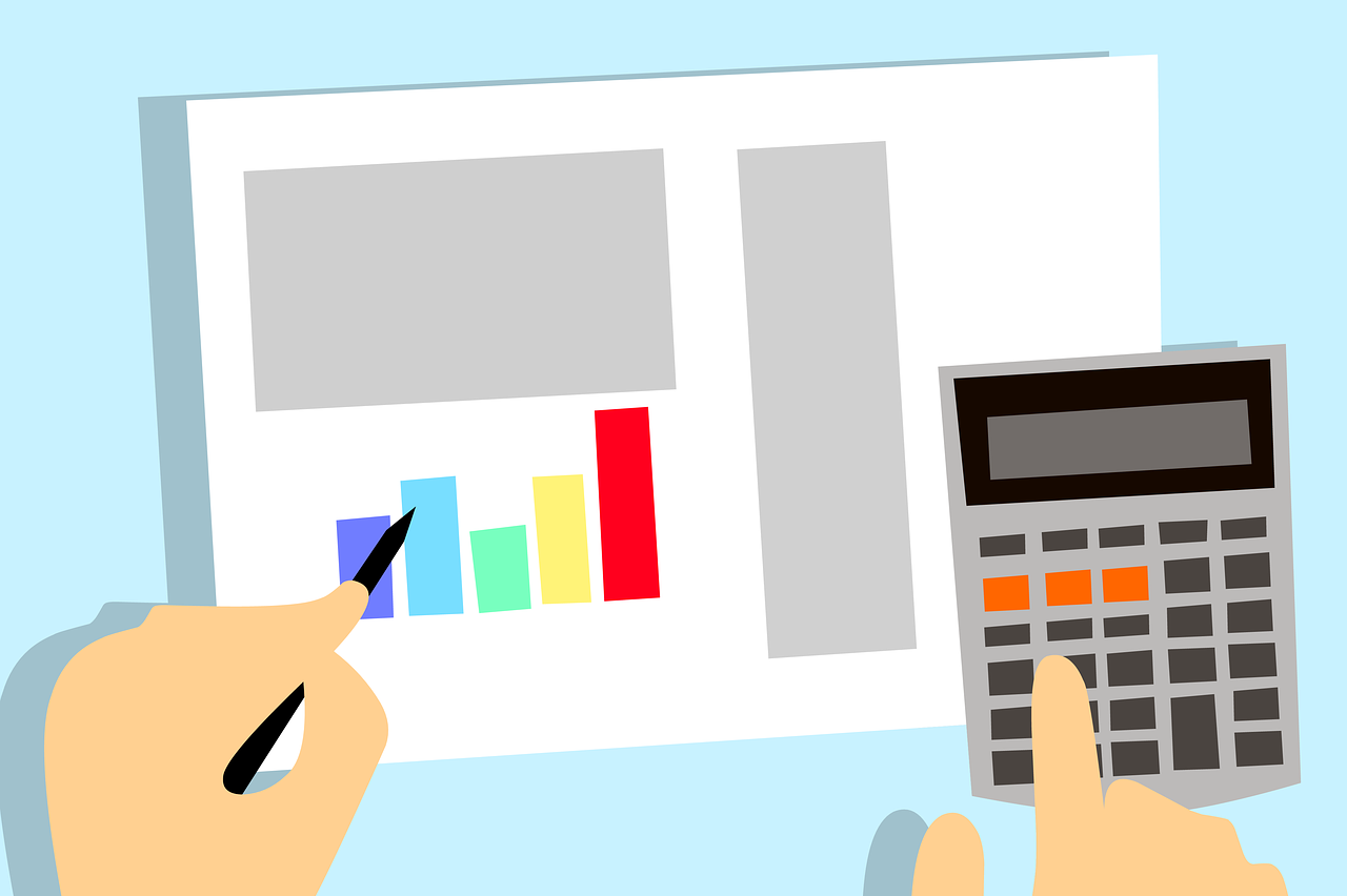 Illustration av två händer, en miniräknare och ett stapeldiagram på et dokument. Ljusblå bakgrund.